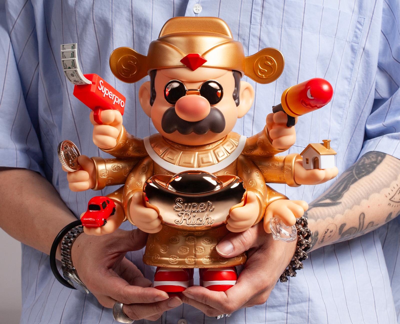 Nobletime 愚者樂園：SUP. PRO. ESNTL // 金八方財神｜搪膠模型（高26釐米）